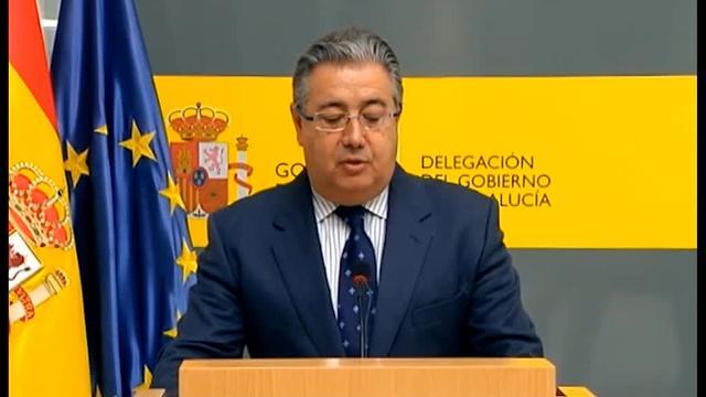 La Policía francesa empaqueta parte del armamento facilitado por ETA