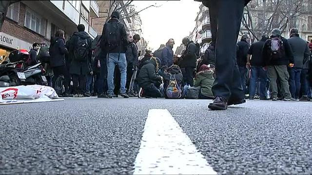 Sigue la concentración frente a la comisaría de Las Corts de Barcelona