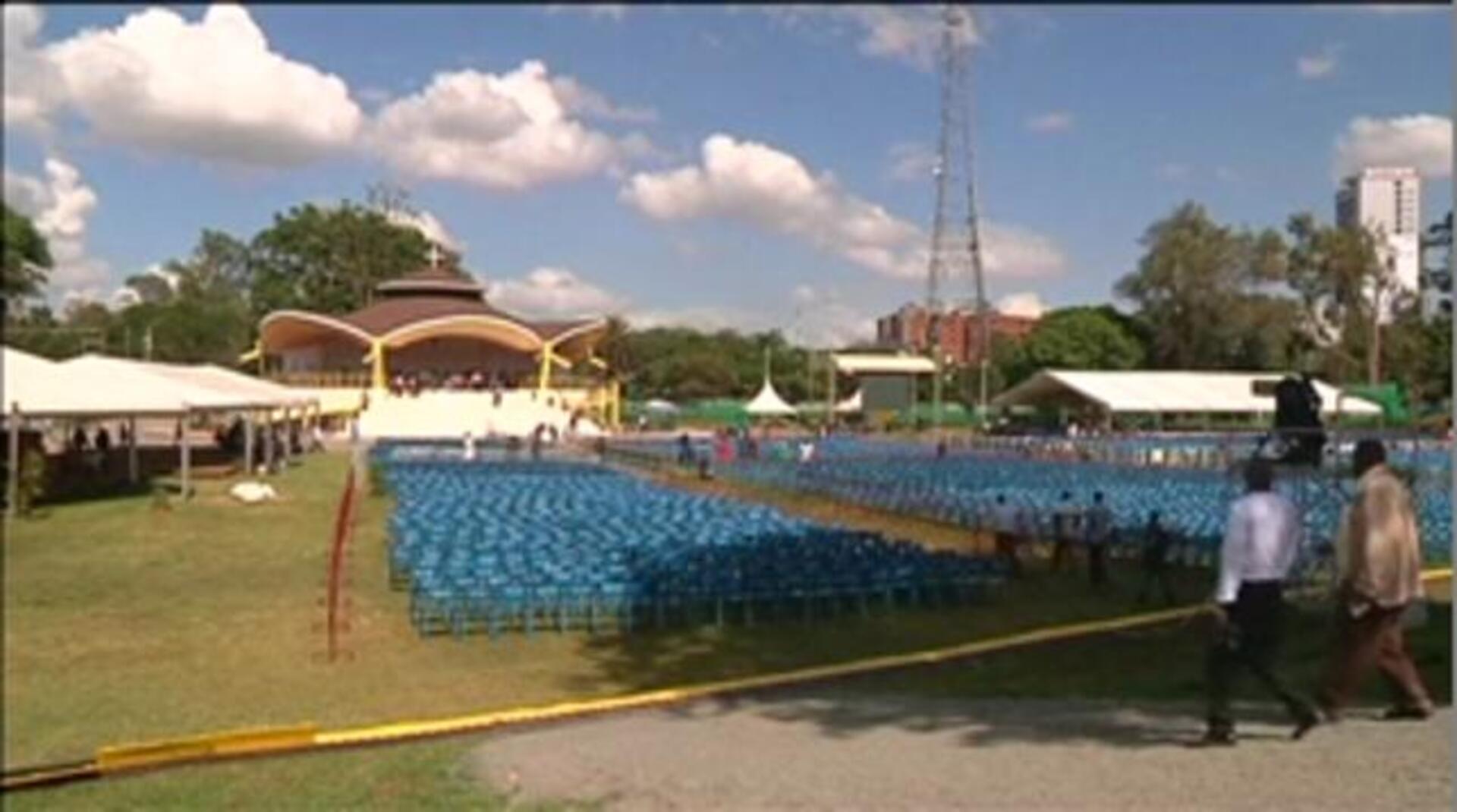 El Papa Francisco junto al presidente keniano, Uhuru Keniata, durante su intervención en la casa de la Independencia de Nairobi, Kenia, hoy