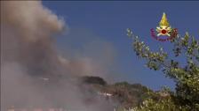 700 vecinos evacudos tras un incendio en la región italiana de Toscana