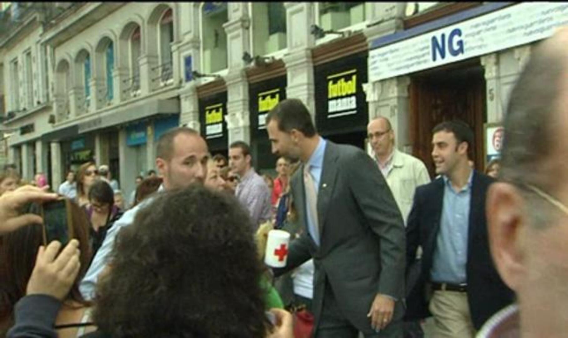 El Príncipe recorre a pie el centro de Madrid ante la sorpresa de los ciudadanos