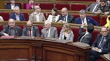 El Gobierno catalán ocupa sus escaños en el Parlament tras siete meses de vacío