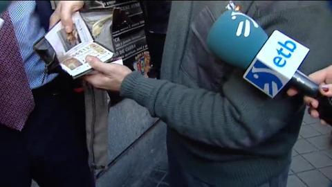 Javi, el propietario del Bar Guaje, en Madrid, posa con una copia del número 66.513