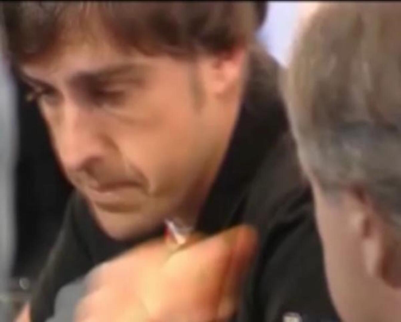 La rodilla de la modelo Xenia Tchoumitcheva, bajo el brazo de Fernando Alonso