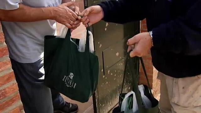 Los pueblos afectados por las lluvias en Málaga limpian sin cesar el barro con la ayuda de voluntarios