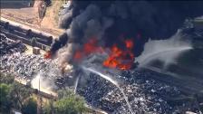 Un espectacular incendio consume una planta de reciclaje en Colorado (EEUU)