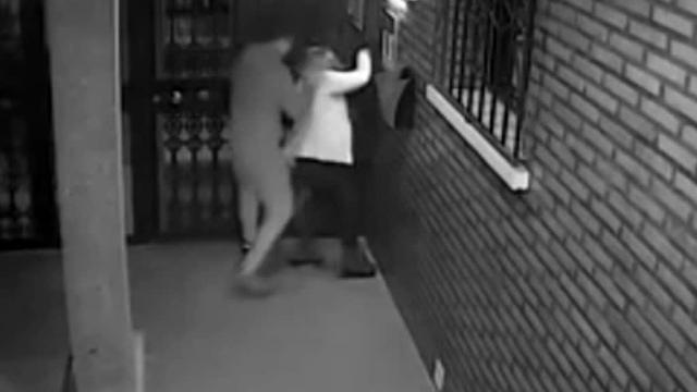 Una mujer de 75 años en coma tras sufrir un robo en su portal