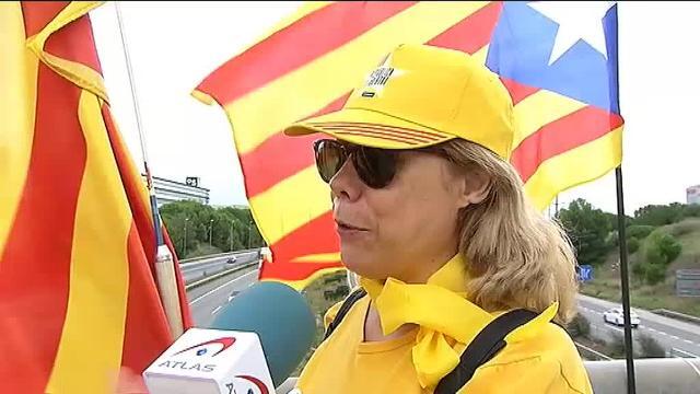 La simbología independentista copa los puentes en Cataluña