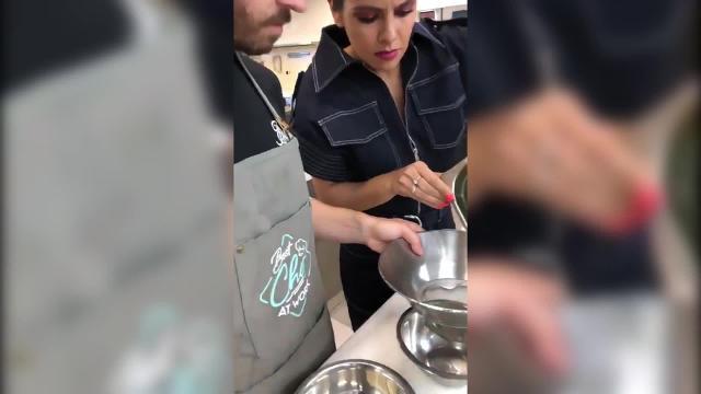 Cristina Pedroche sigue los pasos de David Muñoz en la cocina