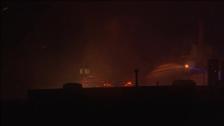 El impresionante incendio en una planta de papel en Nueva Jersey difícil de apagar por el vórtice polar