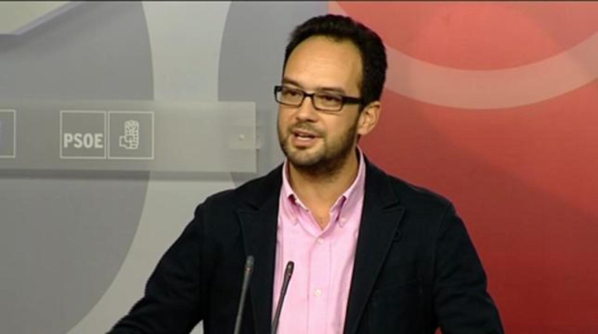 El PSOE pide a Rajoy «encerrarnos en una habitación» hasta resolver los desahucios