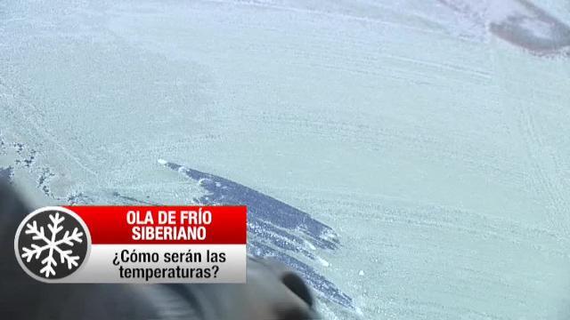 Una vendedora de un mercadillo callejero se ajusta su gorro de lana en la Comunidad Valenciana, preparda hoy para un brusco descenso de temperaturas mínimas de siete grados