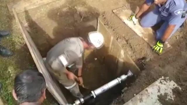 Una bebé de tres días rescatada en un desagüe tras haber sido arrojada a un váter por su madre