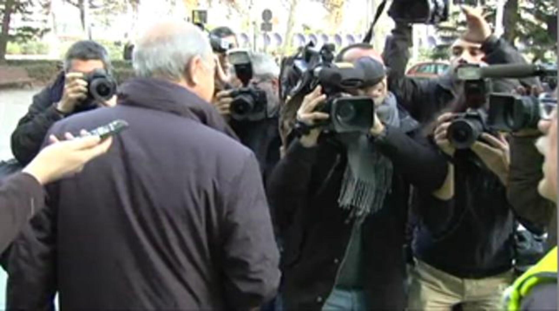 Un hombre increpa a Novo a su salida del juzgado