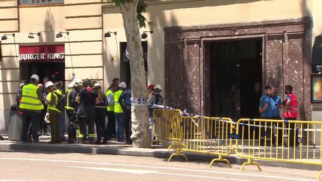 Bomberos realizando las tareas de desescombro tras el primer desplome