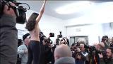 Una manifestante de Femen irrumpe en la votación de Berlusconi