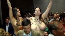 Dos activistas de Femen enseñan los pechos a Rivera en Málaga