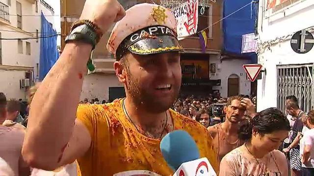 La Tomatina cubre de rojo las calles de Buñol con más de 145.000 kilos de tomate