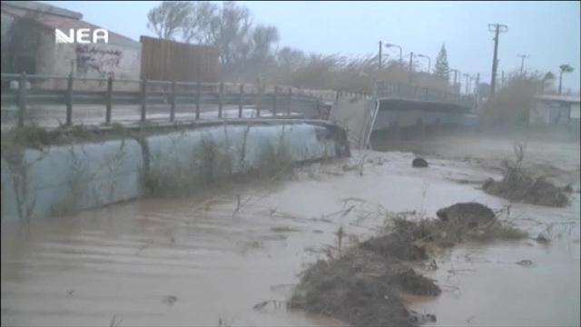 El impresionante derrumbe de un puente centenario en Creta a causa de las riadas