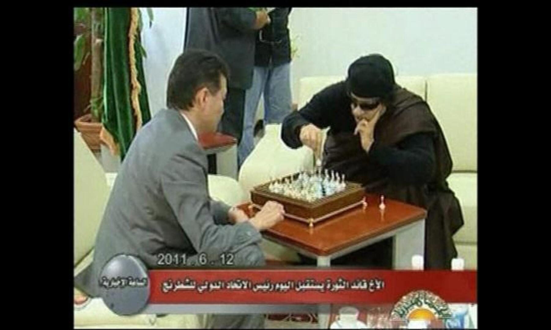 Gadafi reaparece jugando al ajedrez y asegura que no piensa salir de Libia