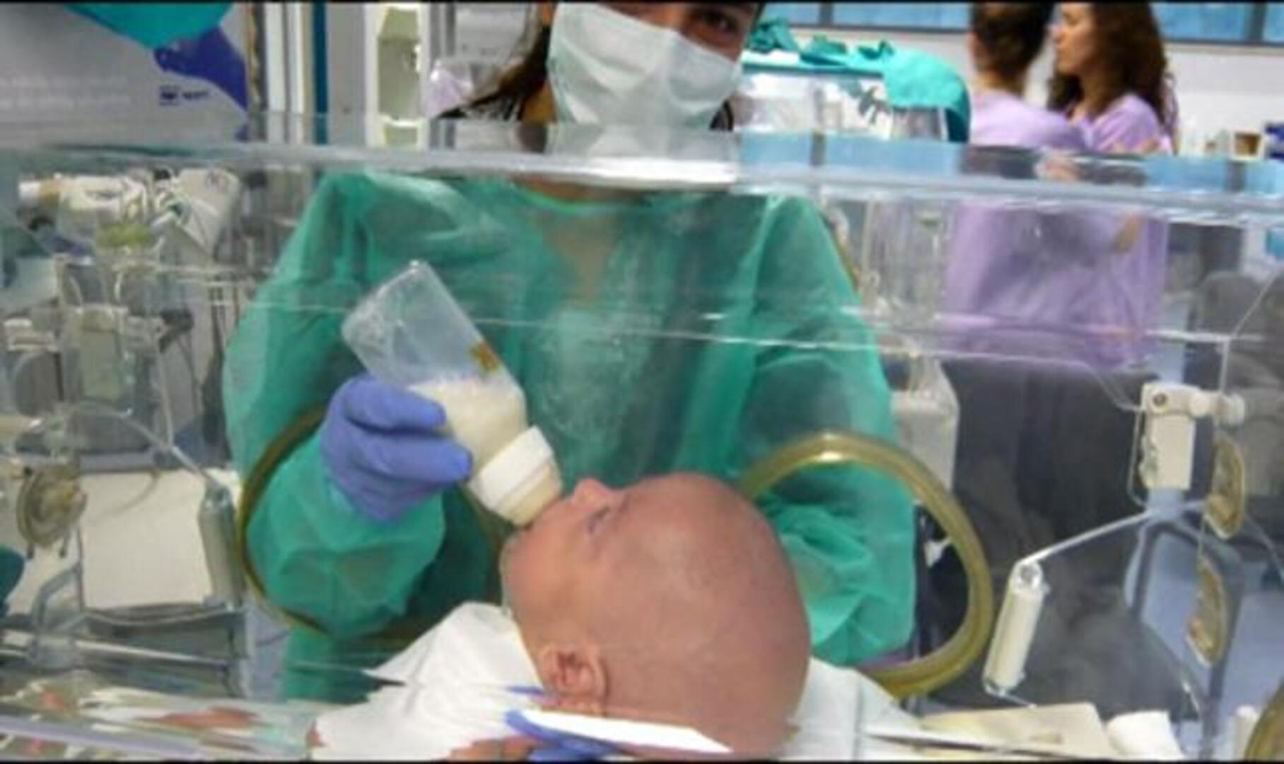 Extirpan con éxito un tumor de 168 gramos a un feto fuera del útero materno