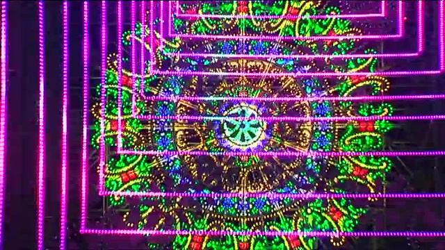 Multitudinario encendido de las Fallas de Valencia