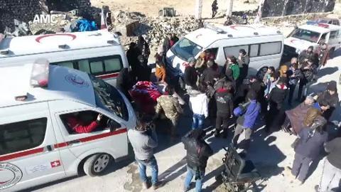 Varios locales esperan a ser evacuados de un barrio oriental de Alepo