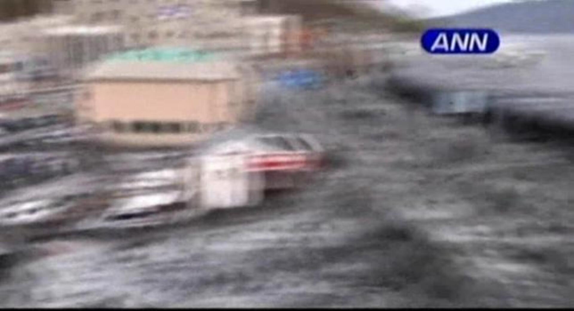 Vídeo: El tsunami engulle todo lo que encuentra a su paso