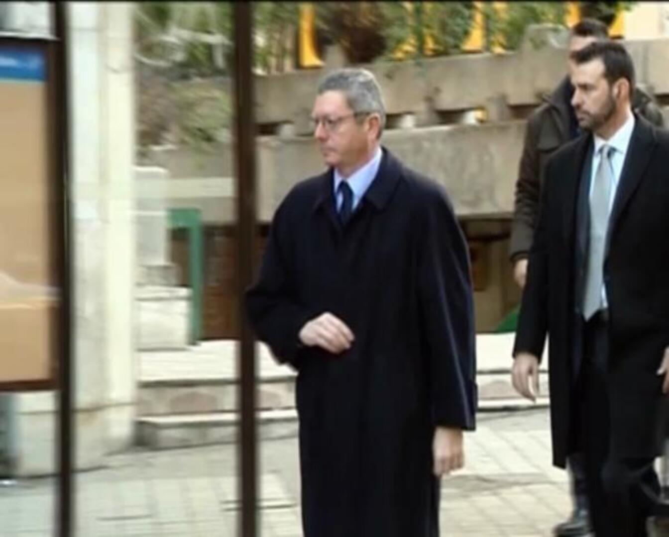 Flores, gaitas y la bandera gallega en el funeral de Manuel Fraga en Perbes