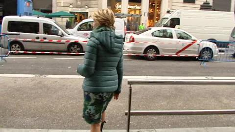 La portavoz del PP en el Ayuntamiento, Esperanza Aguirre, durante su reunión con los comerciantes de la Gran Vía