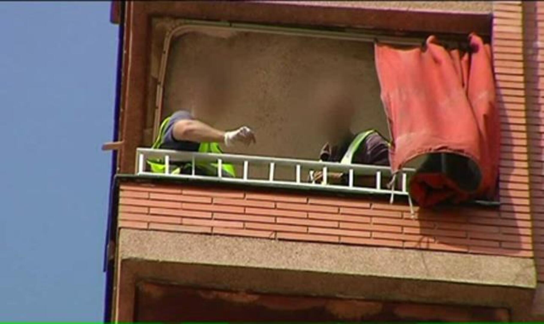 Un hombre de 73 años mata a su pareja tirándola por el balcón en L'Hospitalet