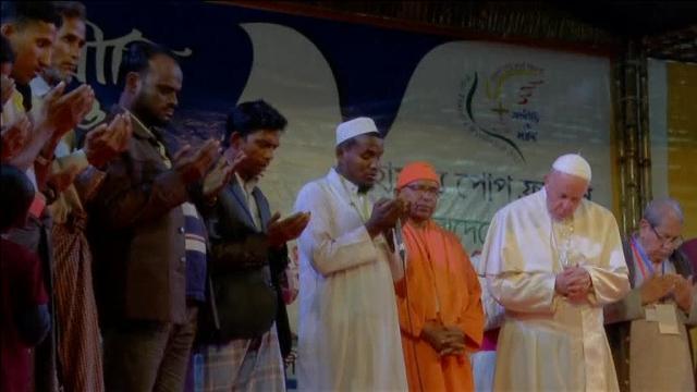 Nanci, una universitaria de Dacca y voluntaria en la misa del Papa, no puede parar de llorar en el encuentro