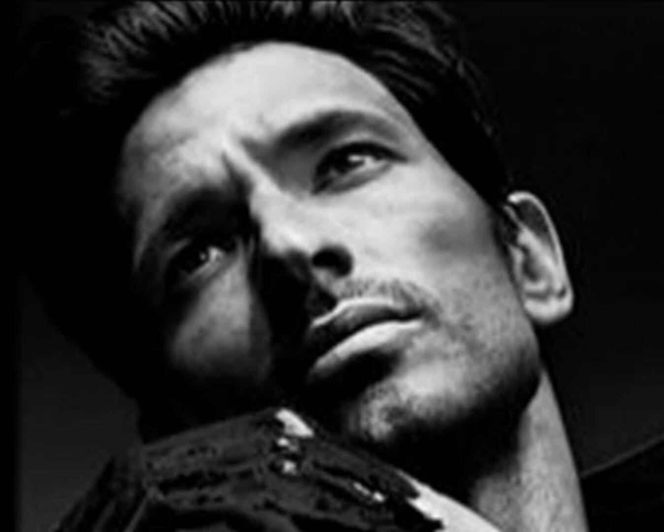 Andrés Velencoso posa muy sexy para la revista «Esquire»