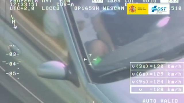 La DGT caza a padres llevando a sus hijos sin sillita en el coche