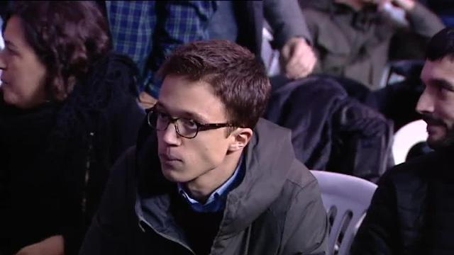 Iglesias y Errejón se abrazan durante un momento de la jornada de ayer