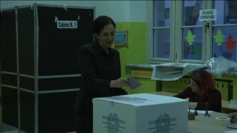 Matteo Renzi, en su último mitin de campaña defendiendo el «sí» en Florencia