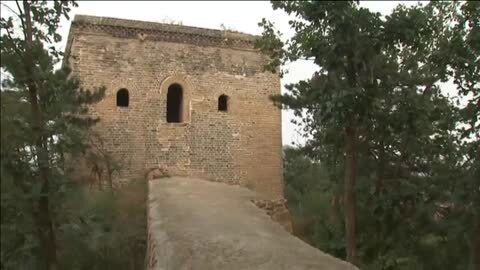 Fragmento de la Gran Muralla dañado con una «restauración» con cemento