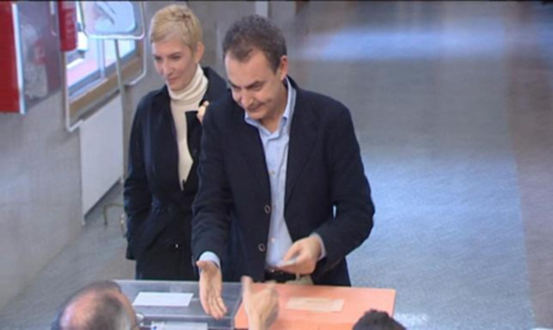 Zapatero, increpado cuando acude a votar