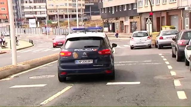 El padre del niño fallecido, escoltado por los agentes de la Policía Nacional