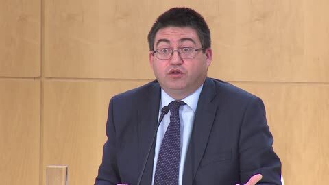 Una mujer saca dinero del cajero automático