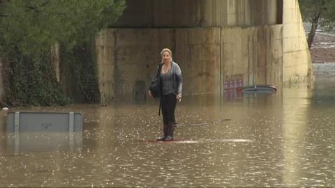 Imagen de un coche sumergido en el agua en el Puerto de Sagunto