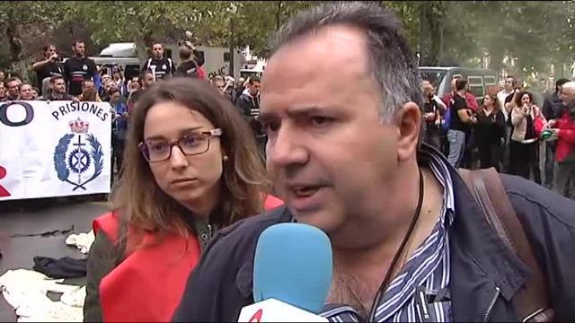 Los funcionarios de prisiones protestan ante el Ejecutivo reunido en Sevilla