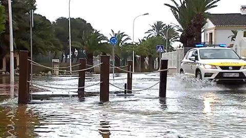 Fuerte oleaje rompiendo hoy al mediodía sobre la escollera de la localidad alicantina de Denia