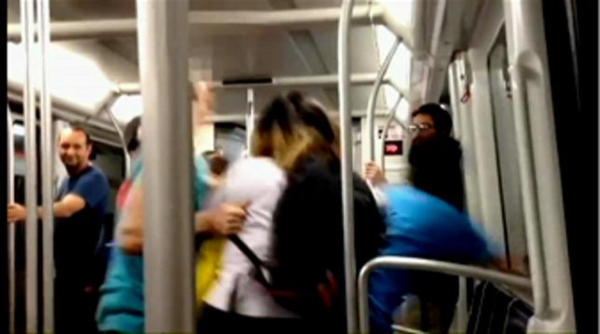 El joven que grabó y difundió una agresión racista en el metro de Barcelona se libra de cárcel