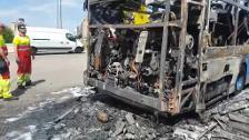 Un autobús de la EMT arde en plena en calle momentos antes de comenzar su recorrido