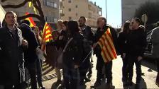 Los diputados de Cs retiran lazos amarillos en el pueblo natal de Puigdemont