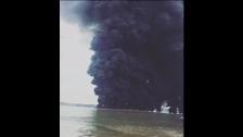 Mueren dos pescadores en un incendio causado por un vertido de petróleo en Indonesia