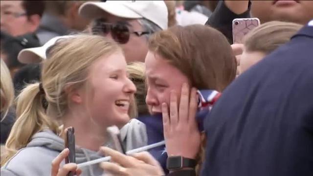 Una fan rompe a llorar por el abrazo del príncipe Harry