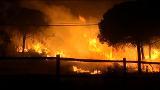 Centenares de efectivos trabajan para sofocar «cuanto antes» el incendio forestal en el Parque de Doñana