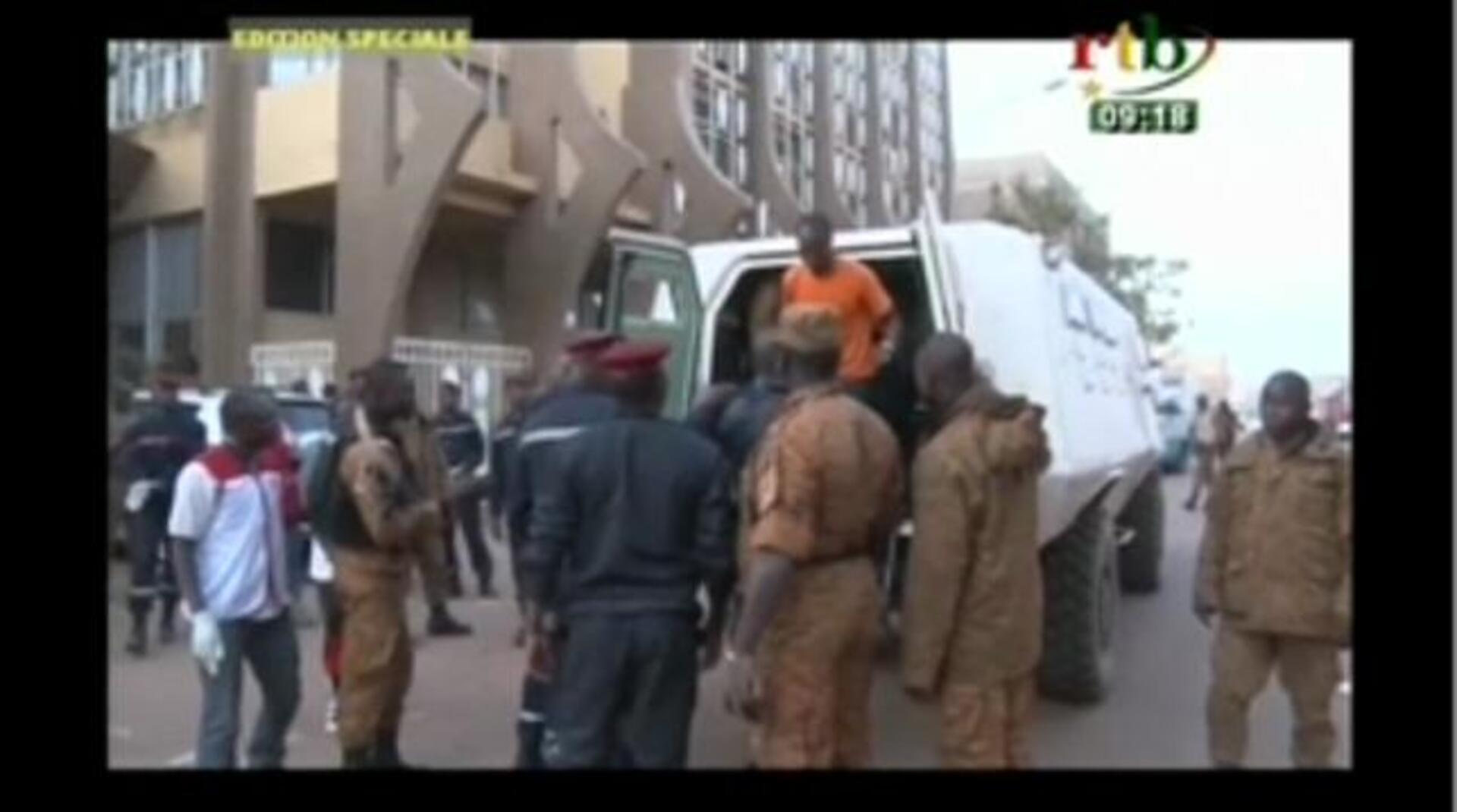 Las autoridades toman posiciones cerca del hotel